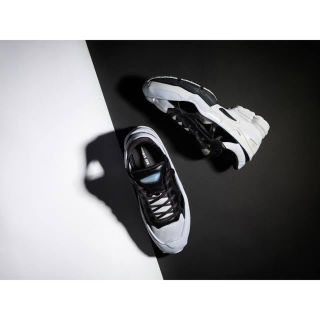 ラフシモンズ(RAF SIMONS)のRAF SIMONS × adidas OZWEEGOスニーカー(スニーカー)