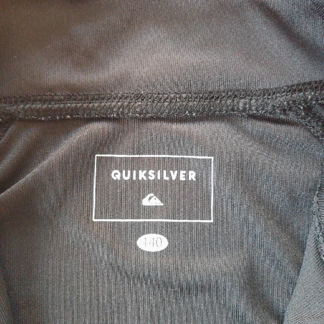 QUIKSILVER(クイックシルバー)のQUIKSILVER クイックシルバー ラッシュガード 前開き 140サイズ キッズ/ベビー/マタニティのキッズ服男の子用(90cm~)(水着)の商品写真