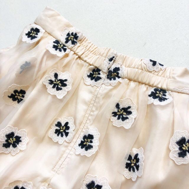 SNIDEL(スナイデル)の[ 美品 ] SNIDEL フレアスカート 花柄 刺繍 ひざ丈 S〜M程度 レディースのスカート(ひざ丈スカート)の商品写真