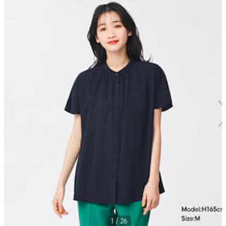 ジーユー(GU)のgu エアリーバンドカラーシャツ　ネイビー　Mサイズ(シャツ/ブラウス(半袖/袖なし))