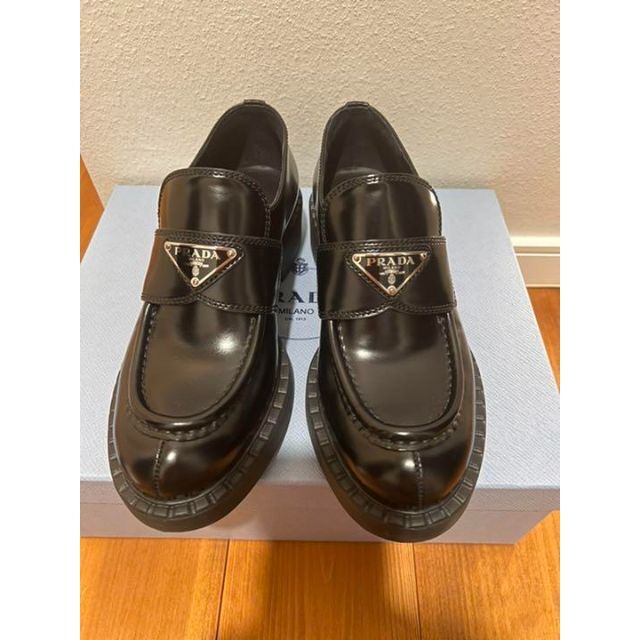 新品 プラダ PRADA チョコレート ブラッシュドレザー ローファー (新品 即納可 PRADA 良品 レザー 茶色 ブラウン チョコ パンプス 革靴 ローファー ローファー/革靴