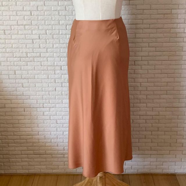 UNIQLO(ユニクロ)のユニクロ　オレンジ　サテン　スカート レディースのスカート(ひざ丈スカート)の商品写真