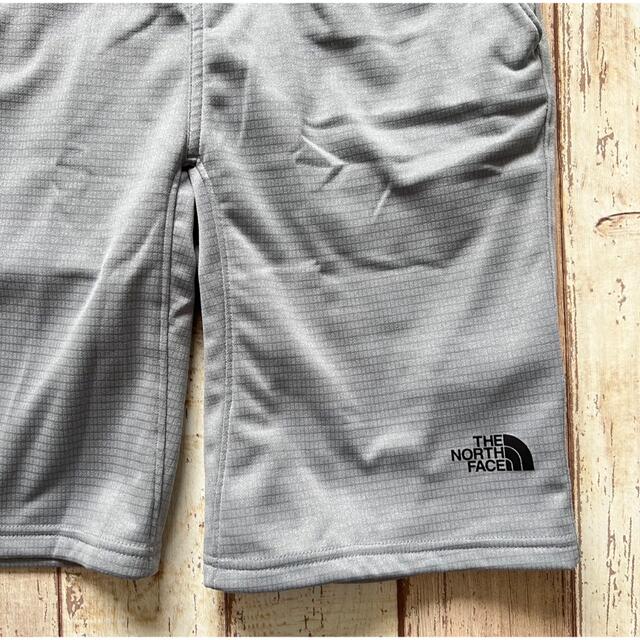 THE NORTH FACE(ザノースフェイス)の【海外限定】TNF ハーフパンツ メンズ グレー US/XS メンズのパンツ(ショートパンツ)の商品写真