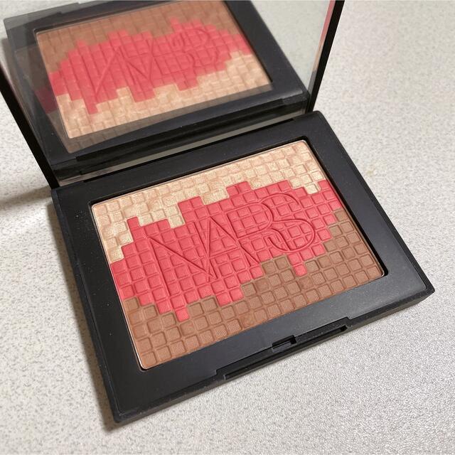 NARS(ナーズ)の【限定】NARS モザイクグローブラッシュ コスメ/美容のベースメイク/化粧品(チーク)の商品写真