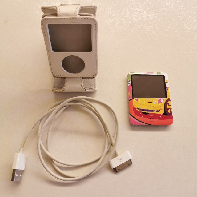 iPod(アイポッド)のiPod nano 8GB シルバー☆ケース、充電ケーブル付 スマホ/家電/カメラのオーディオ機器(ポータブルプレーヤー)の商品写真