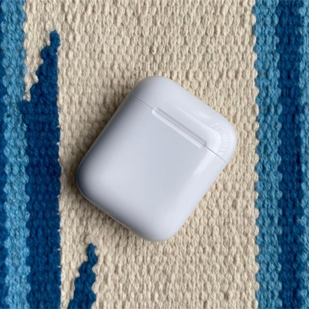 Apple(アップル)のエアーポッツ　AirPods エアーポッズ　充電ケース　充電機　充電　純正　正規 スマホ/家電/カメラのオーディオ機器(ヘッドフォン/イヤフォン)の商品写真