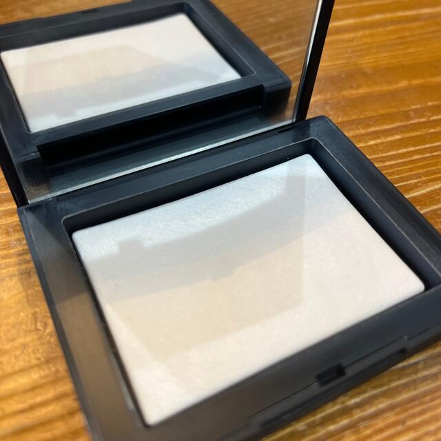 NARS(ナーズ)のナーズ　ライトリクラフティングセッティングパウダー　プレスト コスメ/美容のベースメイク/化粧品(フェイスパウダー)の商品写真