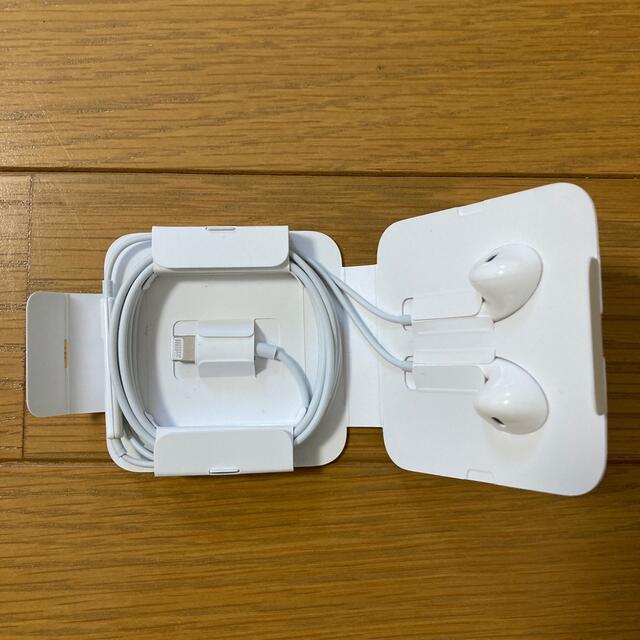 Apple イヤーポッズ　(Lightningコネクター) スマホ/家電/カメラのオーディオ機器(ヘッドフォン/イヤフォン)の商品写真