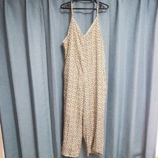 ダブルクローゼット(w closet)の小花柄オールインワン　フリーサイズ(オールインワン)