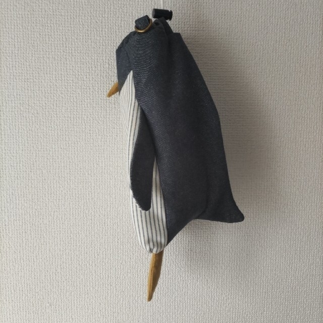 ペンギンの形のペットボトルカバー ペンギン着 ハンドメイド ハンドメイドのキッズ/ベビー(外出用品)の商品写真