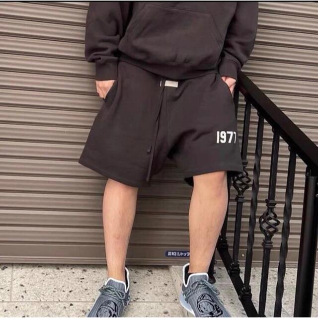 FEAR OF GOD(フィアオブゴッド)の【新品】FOG ESSENTIALS1977リラックスショーツIron Sサイズ メンズのパンツ(ショートパンツ)の商品写真