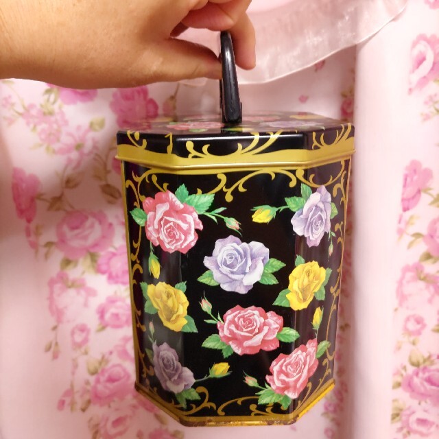 ANNA SUI(アナスイ)のお値下げ レトロ ANNA SUI アナスイ 花柄 バニティ コスメ 缶ケース インテリア/住まい/日用品のインテリア小物(小物入れ)の商品写真