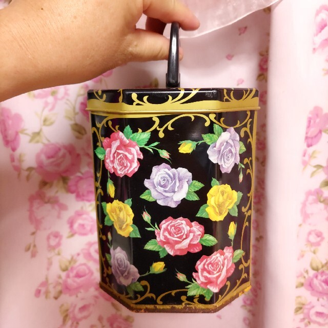 ANNA SUI(アナスイ)のお値下げ レトロ ANNA SUI アナスイ 花柄 バニティ コスメ 缶ケース インテリア/住まい/日用品のインテリア小物(小物入れ)の商品写真