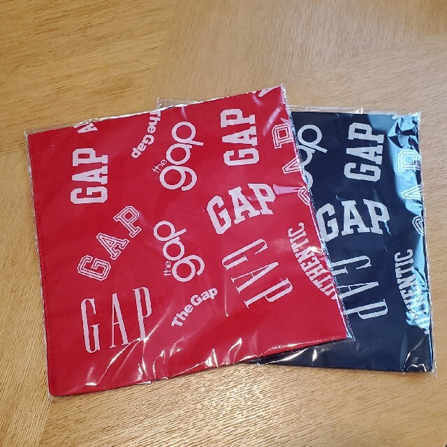 GAP(ギャップ)のGAP　ノベルティバンダナ　赤紺2枚セット レディースのファッション小物(バンダナ/スカーフ)の商品写真