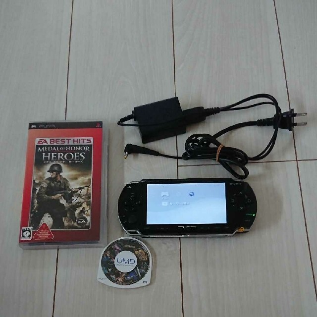 PlayStation Portable(プレイステーションポータブル)の良品☆psp本体☆黒。純正バッテリー、充電器、ゲーム２つ付き。動作OK♪除菌済み エンタメ/ホビーのゲームソフト/ゲーム機本体(携帯用ゲーム機本体)の商品写真