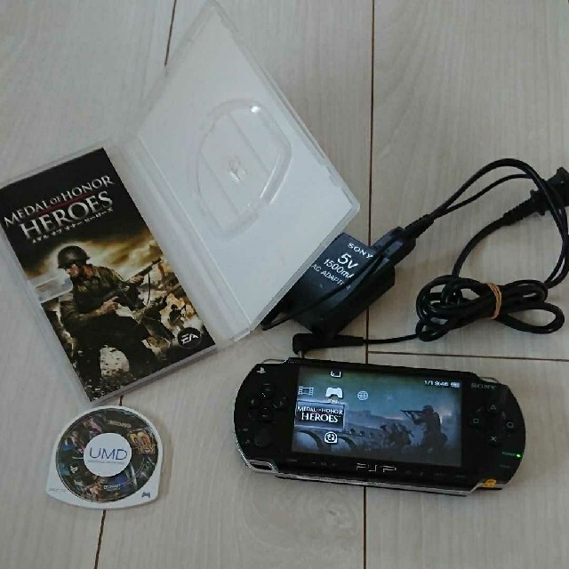 PlayStation Portable(プレイステーションポータブル)の良品☆psp本体☆黒。純正バッテリー、充電器、ゲーム２つ付き。動作OK♪除菌済み エンタメ/ホビーのゲームソフト/ゲーム機本体(携帯用ゲーム機本体)の商品写真