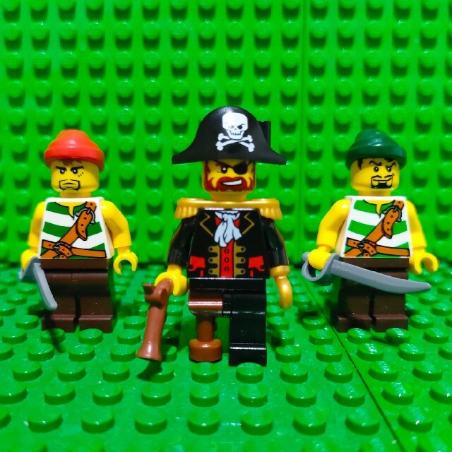 LEGO パイレーツ ミニフィグ 3体セット 赤ひげ船長 海賊 | フリマアプリ ラクマ