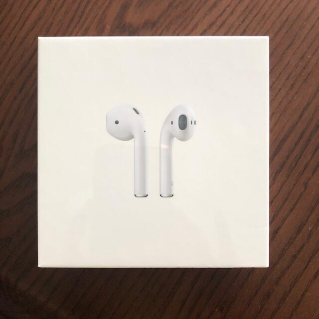 Apple(アップル)のAirPods 第一世代　新品未開封 スマホ/家電/カメラのオーディオ機器(ヘッドフォン/イヤフォン)の商品写真