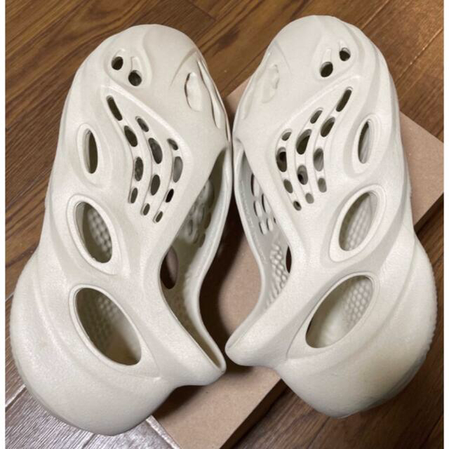 adidas(アディダス)のadidas YEEZY Foam Runner Sand メンズの靴/シューズ(スニーカー)の商品写真