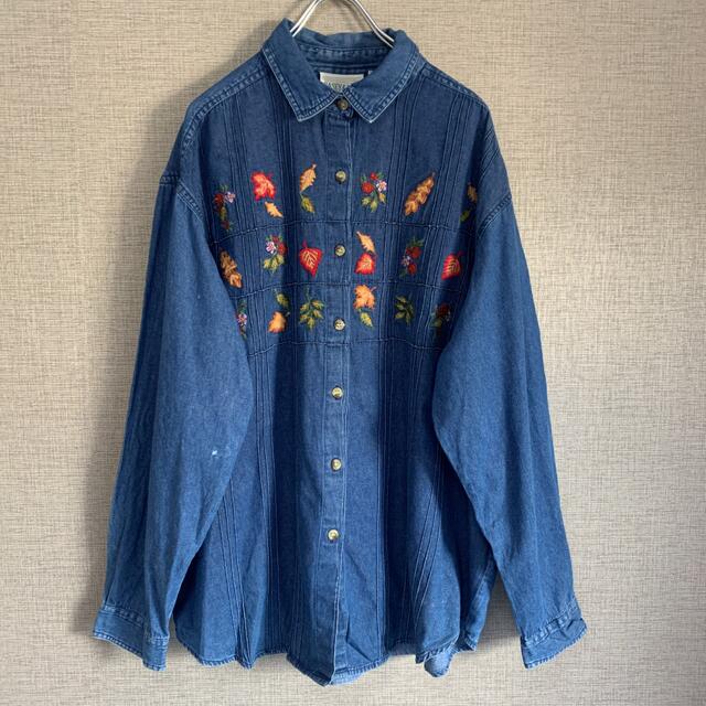 90s ビンテージ　アメリカ古着　刺繍　花　デニムシャツ　ビックサイズ　古着 レディースのトップス(シャツ/ブラウス(長袖/七分))の商品写真