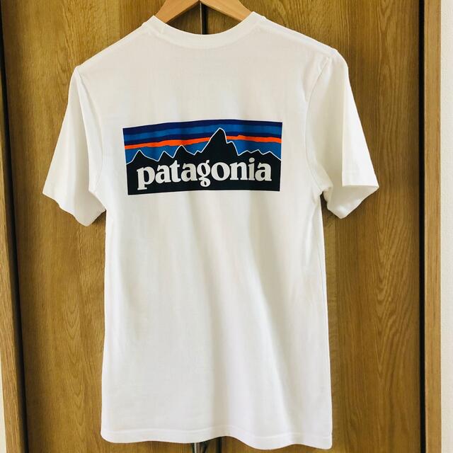 patagonia(パタゴニア)のpatagonia パタゴニア　 P-6 ロゴ　ホワイト　Tシャツ　半袖 レディースのトップス(Tシャツ(半袖/袖なし))の商品写真