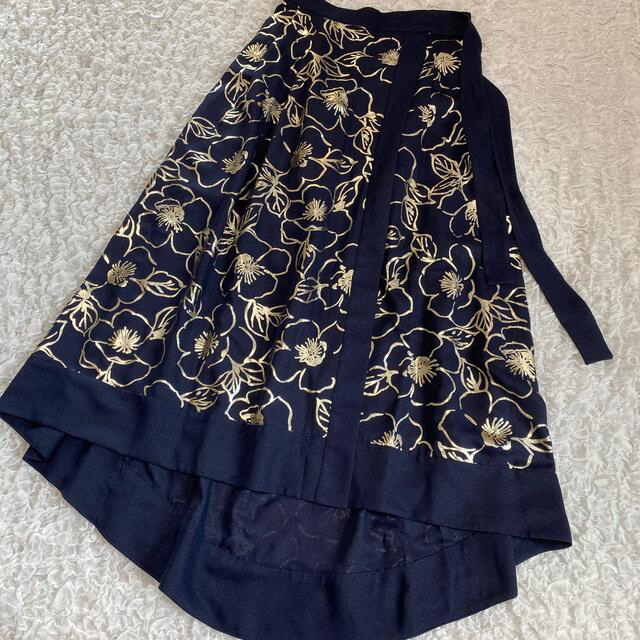 Lily Brown(リリーブラウン)のLily Brown箔プリントラップ風ロングスカート レディースのスカート(ロングスカート)の商品写真