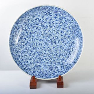 伊万里焼古伊万里　染付　総花唐草文　飾皿　大皿　大明成化年製銘　M　R4605B(陶芸)