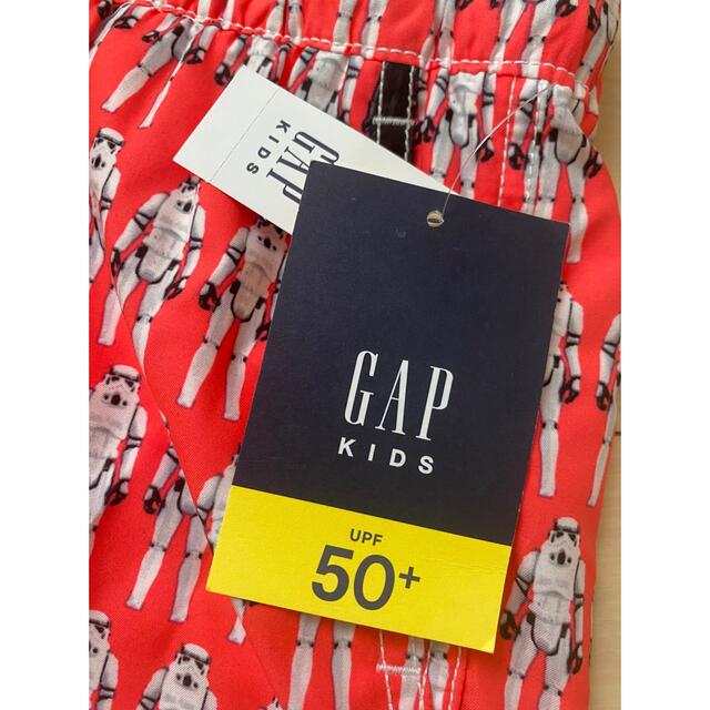 GAP Kids(ギャップキッズ)の新品タグ付きGAPスイムウェア　水着140ダースベーダー キッズ/ベビー/マタニティのキッズ服男の子用(90cm~)(水着)の商品写真