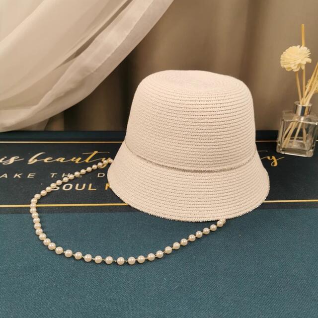 dholic(ディーホリック)のホワイト ハット パールチェーン付き ラインストーン 麦わら帽子 レディースの帽子(麦わら帽子/ストローハット)の商品写真