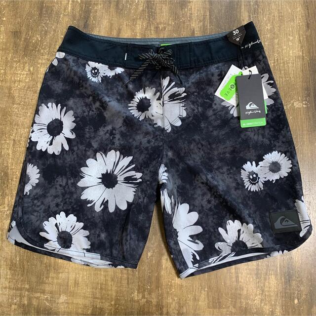 QUIKSILVER(クイックシルバー)のクイックシルバー　サーフパンツ 水着　新品未使用 メンズの水着/浴衣(水着)の商品写真