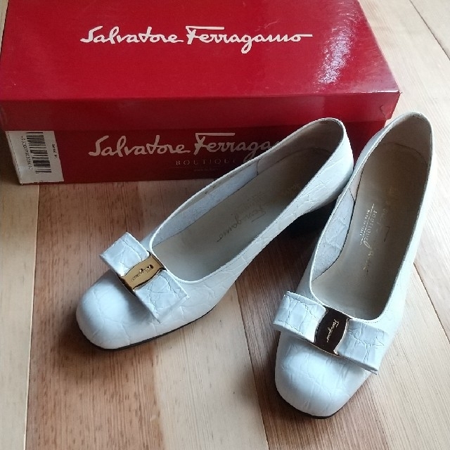 Salvatore Ferragamo(サルヴァトーレフェラガモ)の極美品  フェラガモ レディース パンプス  ホワイトクロコ型押し  ２３センチ レディースの靴/シューズ(ハイヒール/パンプス)の商品写真