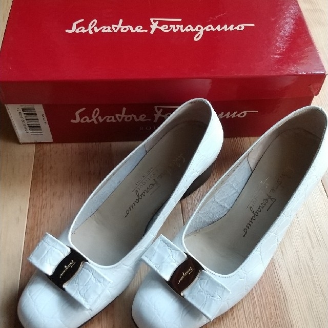 Salvatore Ferragamo(サルヴァトーレフェラガモ)の極美品  フェラガモ レディース パンプス  ホワイトクロコ型押し  ２３センチ レディースの靴/シューズ(ハイヒール/パンプス)の商品写真