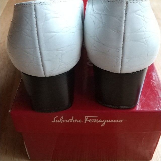 Salvatore Ferragamo(サルヴァトーレフェラガモ)の極美品  フェラガモ レディース パンプス  ホワイトクロコ型押し  ２３センチ レディースの靴/シューズ(ハイヒール/パンプス)の商品写真
