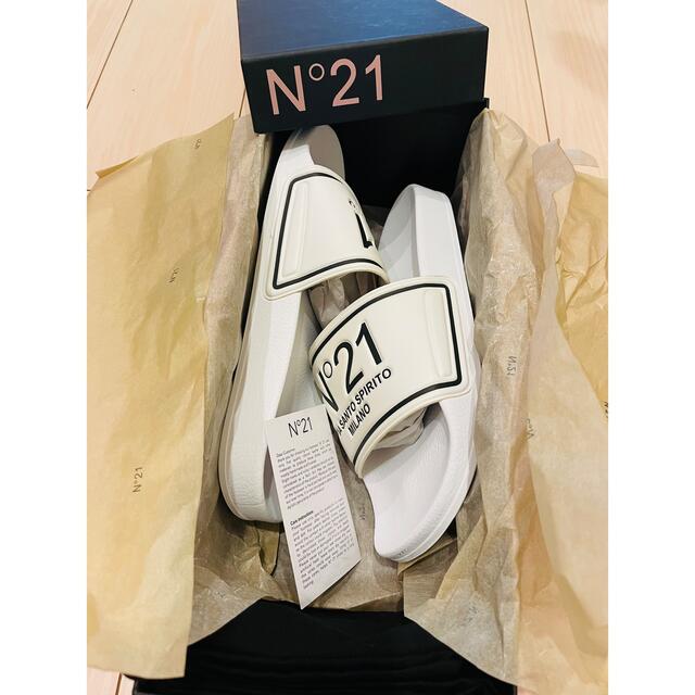 N°21(ヌメロヴェントゥーノ)の【新品】N°21 バイカラー ロゴ プリント スライドサンダル メンズの靴/シューズ(サンダル)の商品写真