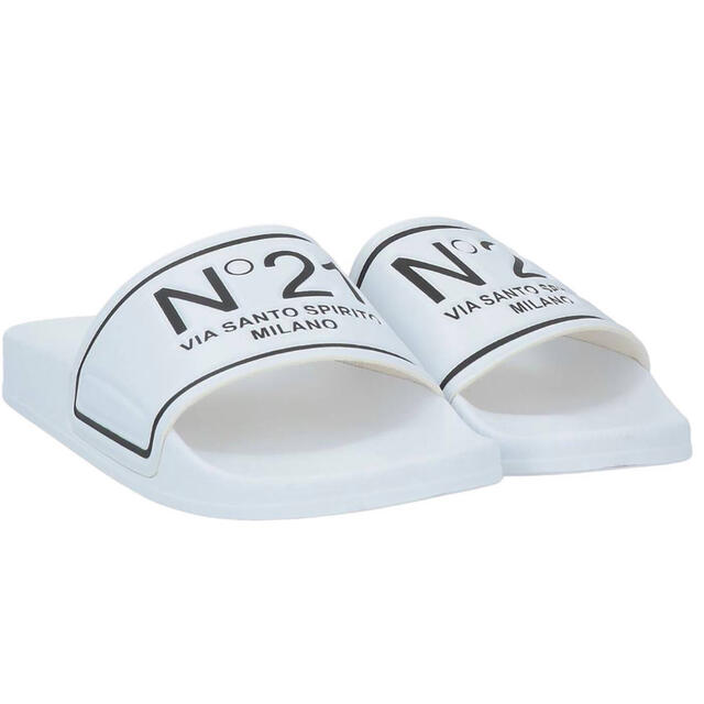 N°21(ヌメロヴェントゥーノ)の【新品】N°21 バイカラー ロゴ プリント スライドサンダル メンズの靴/シューズ(サンダル)の商品写真