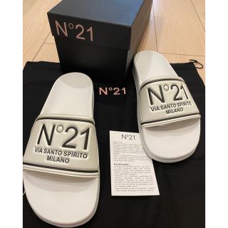 ヌメロヴェントゥーノ(N°21)の【新品】N°21 バイカラー ロゴ プリント スライドサンダル(サンダル)