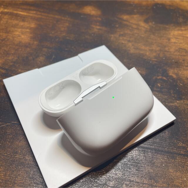 Apple(アップル)の【純正】AirPods pro 充電ケースのみ スマホ/家電/カメラのオーディオ機器(ヘッドフォン/イヤフォン)の商品写真