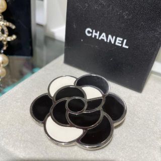 シャネル(CHANEL)のCHANEL  カメリア　ブローチ(ブローチ/コサージュ)