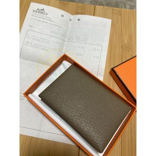 エルメス(Hermes)の美品　エルメス　カルヴィ　エトゥープ(名刺入れ/定期入れ)