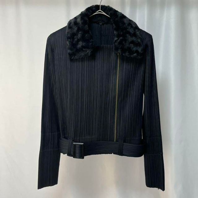 PLEATS PLEASE ISSEY MIYAKE(プリーツプリーズイッセイミヤケ)の【極美品】PLEATS PLEASE ファー付 ベルテッドプリーツジャケット 黒 レディースのジャケット/アウター(その他)の商品写真