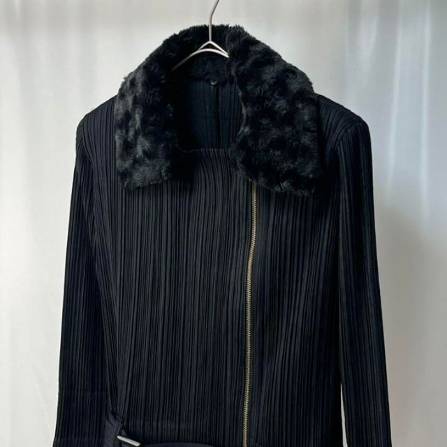 極美品】PLEATS PLEASE ファー付 ベルテッドプリーツジャケット 黒 極美品】PLEATS PLEASE ファー付 ベルテッドプリーツジャケット 黒