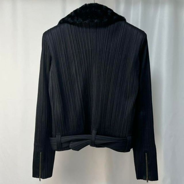 PLEATS PLEASE ISSEY MIYAKE(プリーツプリーズイッセイミヤケ)の【極美品】PLEATS PLEASE ファー付 ベルテッドプリーツジャケット 黒 レディースのジャケット/アウター(その他)の商品写真