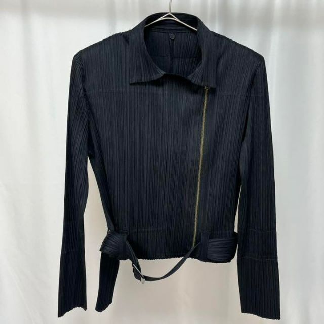 PLEATS PLEASE ISSEY MIYAKE(プリーツプリーズイッセイミヤケ)の【極美品】PLEATS PLEASE ファー付 ベルテッドプリーツジャケット 黒 レディースのジャケット/アウター(その他)の商品写真