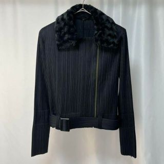 プリーツプリーズイッセイミヤケ(PLEATS PLEASE ISSEY MIYAKE)の【極美品】PLEATS PLEASE ファー付 ベルテッドプリーツジャケット 黒(その他)