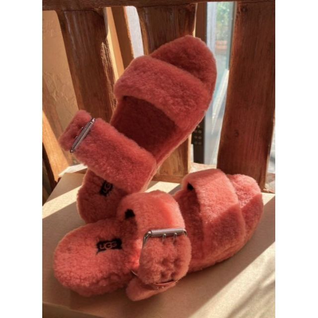 UGG(アグ)の@りりぃ様　✨美品✨23.5cm相当✨可愛い✨UGG✨FUZZ YEAH✨ レディースの靴/シューズ(サンダル)の商品写真