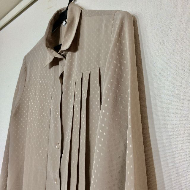 《ヨーロッパ古着屋購入》ベージュドットブラウス ヴィンテージ vintage レディースのトップス(シャツ/ブラウス(長袖/七分))の商品写真