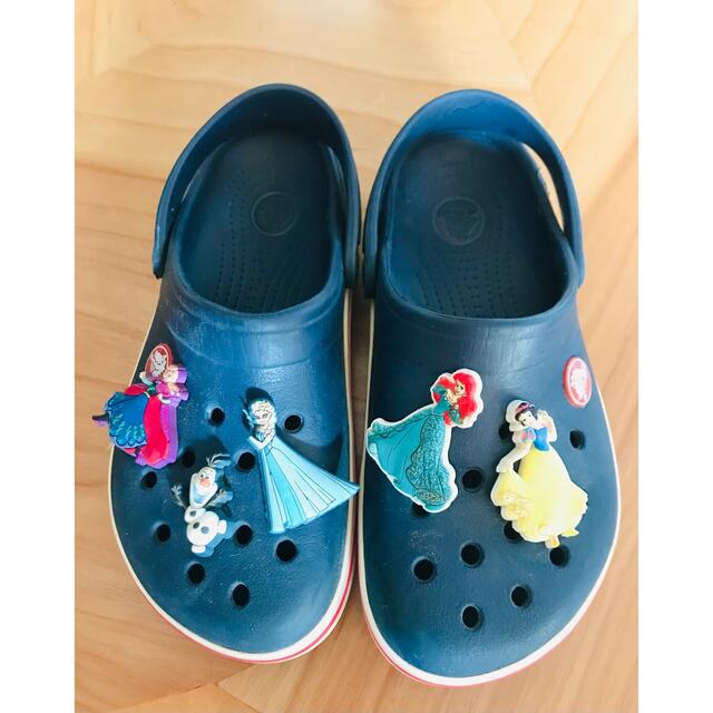 crocs(クロックス)の【CROCS】クロックス キッズ サンダル　ネイビー　ディズニー　ジビッツ付き キッズ/ベビー/マタニティのキッズ靴/シューズ(15cm~)(サンダル)の商品写真