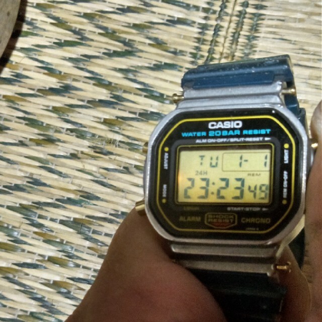 G-SHOCK(ジーショック)のCASI G-shock 901DW-5600 shock Resistant メンズの時計(腕時計(デジタル))の商品写真