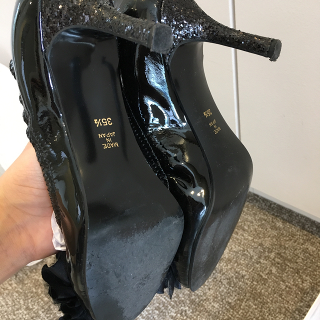 Pippi(ピッピ)のほぼ新品 ピッピ ブラックラメパンプス 22cm レディースの靴/シューズ(ハイヒール/パンプス)の商品写真