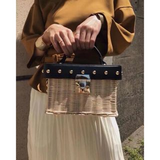 アメリヴィンテージ(Ameri VINTAGE)のAMERI MEDI RATTAN STUDS BAG(かごバッグ/ストローバッグ)